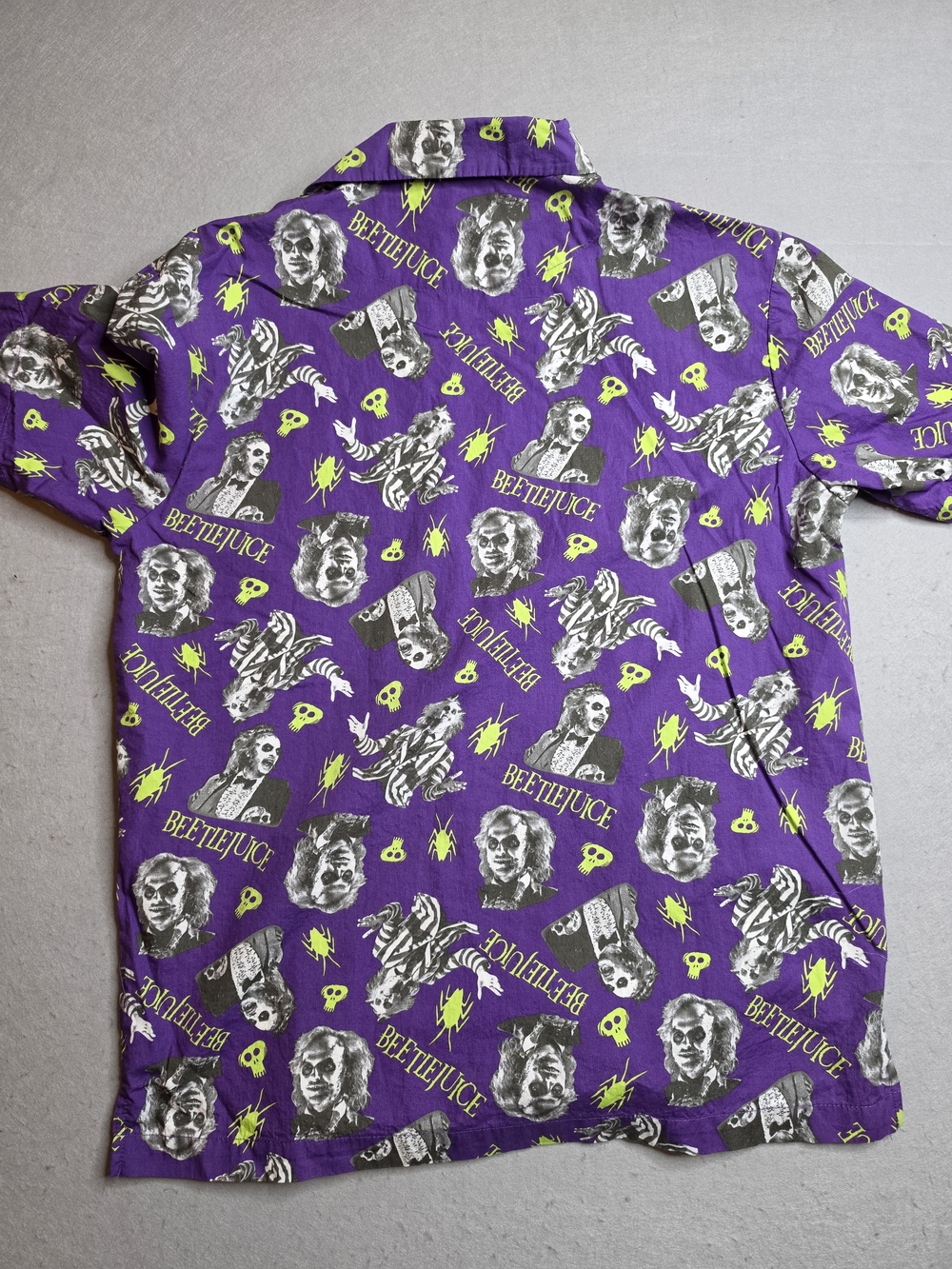 Beetlejuice Men's Purple Graphic Camp Shirt Size Medium Pattern All Over - Picture 7 of 7
